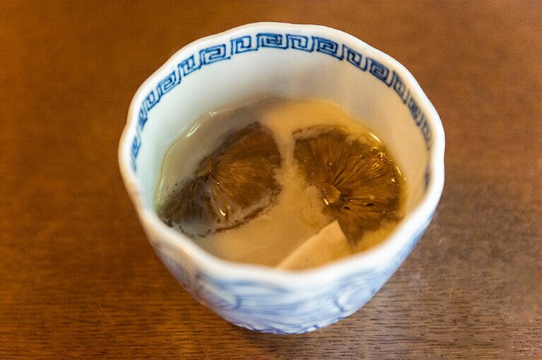 「美山卵の茶わん蒸し」。コクのある地元産の新鮮卵を使った茶わん蒸し。季節のきのこが入り、そこからも旨味が広がる。