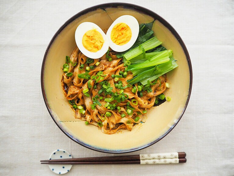 ゆで卵、塩ゆでした小松菜、青ネギをトッピングして完成！