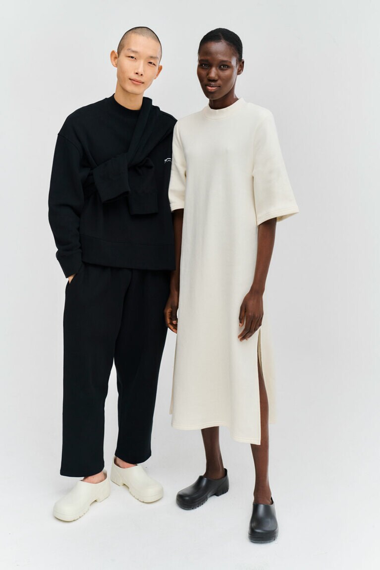 左)：IDLE FLEECEBACK SWEATSHIRT 24,200円、MAUN FLEECEBACK HOODIE 26,400円、RYTON FLEECEBACK JOGGER 24,200円
右：MEDEN FLEECEBACK HALF SLEEVE DRESS 37,400円