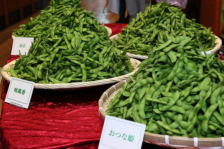 枝豆をおいしく楽しむコツは、「短時間で加熱し、固ゆでに仕上げ、振り塩する、が鉄則。振り塩のあとは、うちわや扇風機で粗熱を取りましょう」（新潟県 農業総合研究所・佐藤嘉一さん）