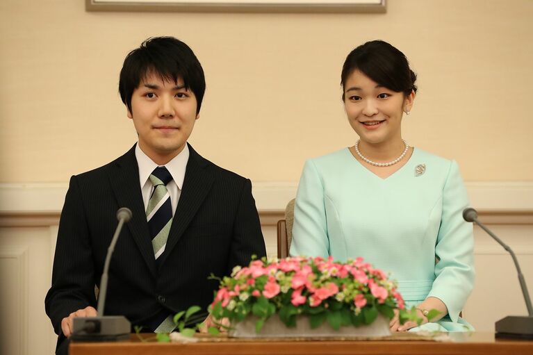 2017年9月3日、婚約内定会見での眞子さま（当時）と小室圭さん　©JMPA