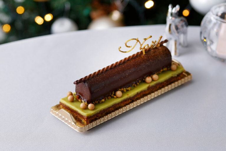 ウェスティンホテル東京「ピスタチオとチョコレートのノエル」(5cm×15cm／3,300円)※アルコール使用。