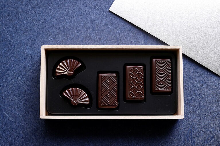 シンプルで研ぎ澄まされたギフトボックス。