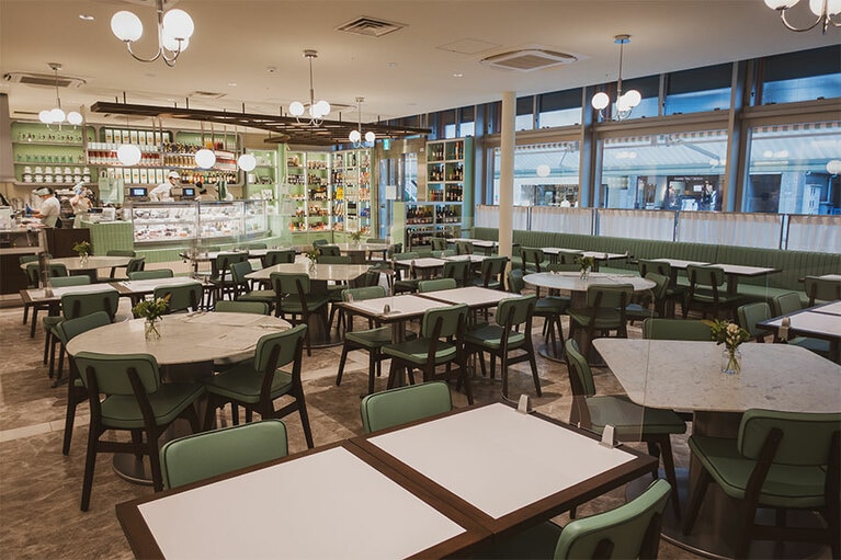 約300平米の広さを誇る広々とした店内。