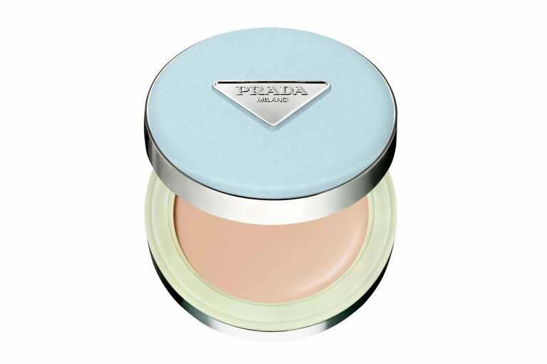 プラダ メッシュ クッション(限定パッケージ）SPF50+・PA+++ 全2色 各11,330円／プラダ ビューティ（1月1日限定発売）