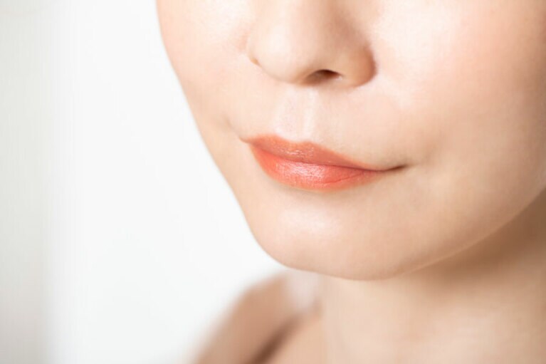 肌と同様、艶があり過ぎるとリラックス感が出てしまうので、ソフトマットな質感が◎。