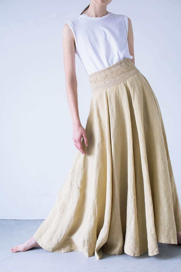 スカート 32,000円／フィータ