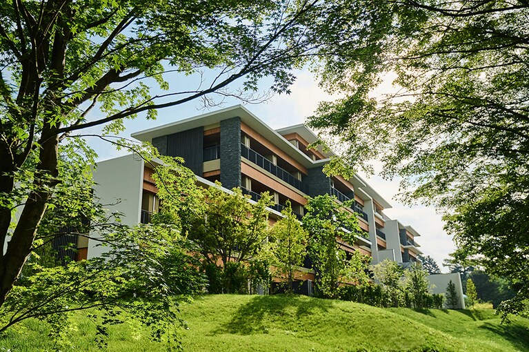 THE HIRAMATSU 軽井沢 御代田［長野／御代田］本館外観 新緑・夏。