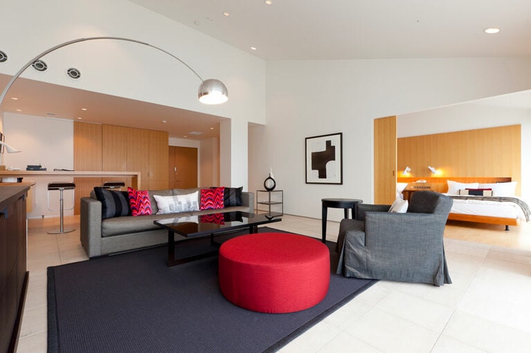 スタイリッシュなインテリアのなか、ゆったりくつろげる「ラグジュアリースイート」。