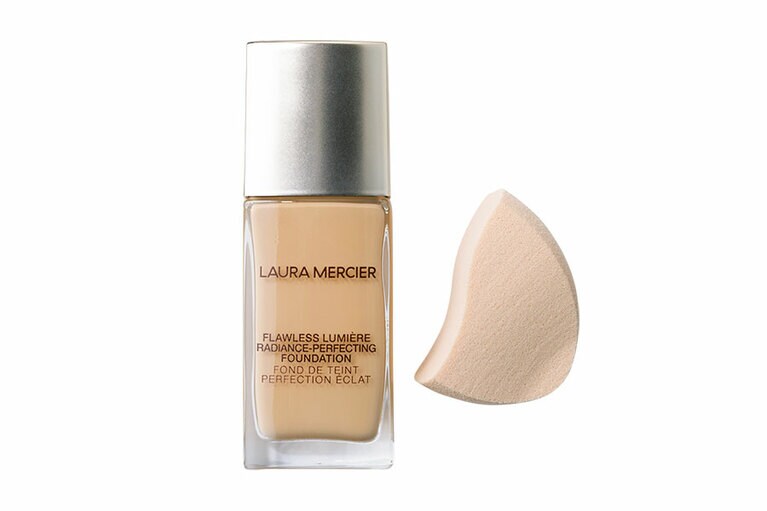 左から：フローレス ルミエール ラディアンス パーフェクティング ファンデーション 全11色 30mL 6,000円、同 フローレス フィニッシュメイクアップスポンジ 2,200円／ローラ メルシエ ジャパン