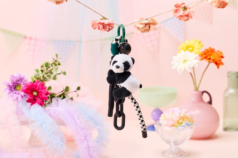 イア パピヨネ／抱っこパンダチャーム 6,820円。