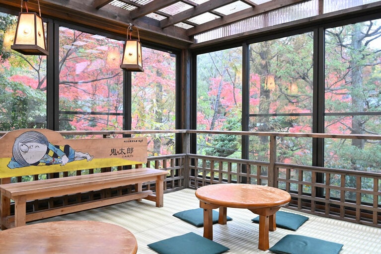 2F妖怪ギャラリーのデッキ。深大寺の美しい木々を眺めながらひと息つきたい。©水木プロ