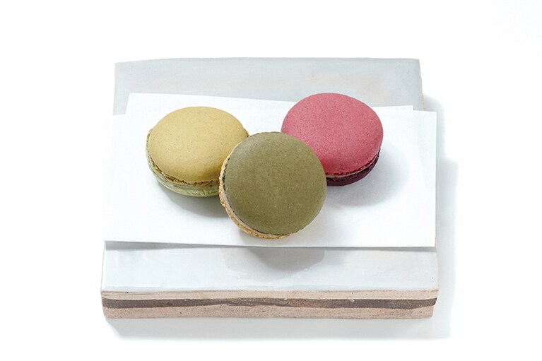 「かさね色目のマカロン」(左より初紅葉、青紅葉、紅葉) 各400円。