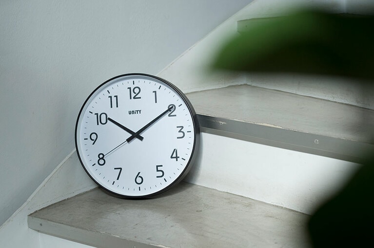 シンプルなデザインがどんなインテリアにもなじむUNITY CLOCKS 4,500円。