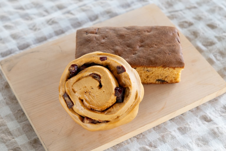 「たっぷりナツメと黒糖の蒸しパン」275円（手前）、「ナツメのカステラ」350円（奥）。