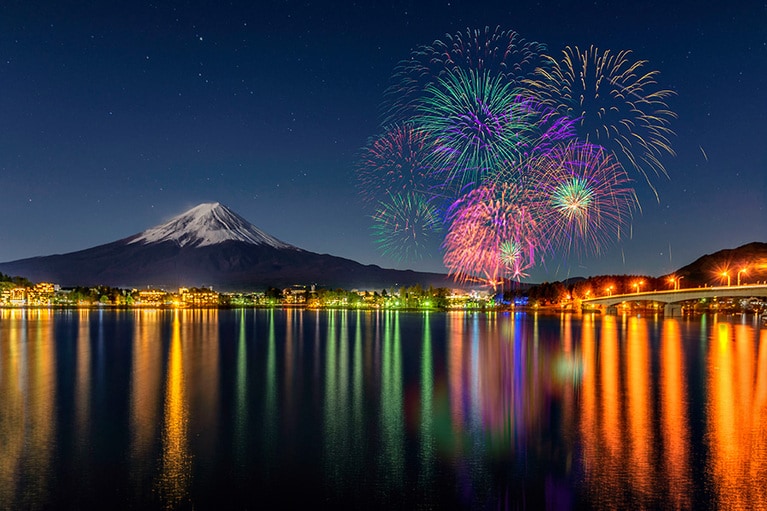 河口湖花火。写真：アフロ