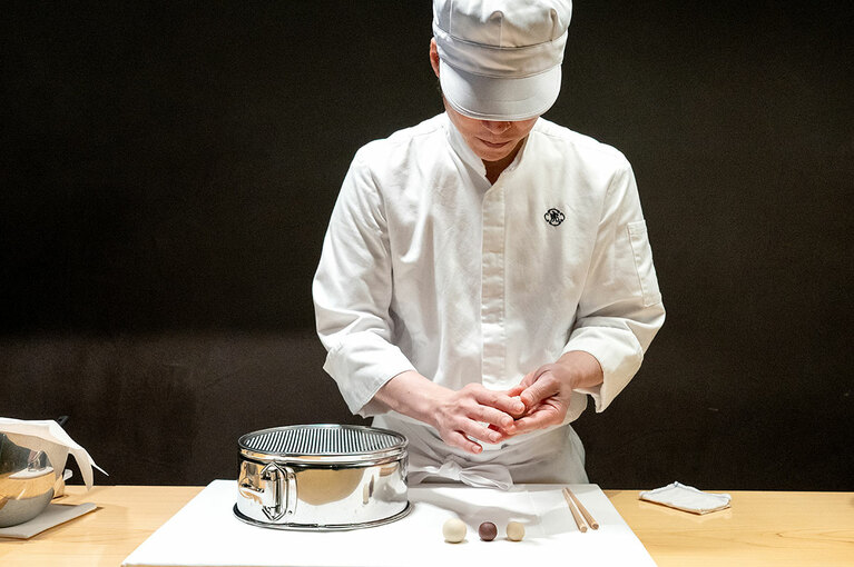 きんとん製「紅香織（こうこうおり）」。飲み物付き2,090円。5月中旬まで。