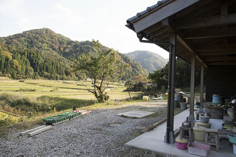 1978年、よい陶土が採れるこの地に開窯。父と娘で製作に励む。