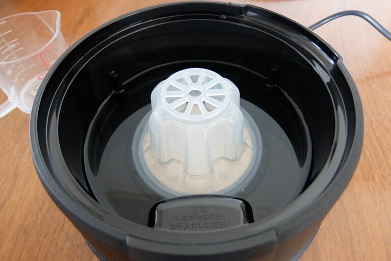 本体内側の側面に二箇所ある、縦長の突起が水位線の役目を担っています。この線を越えると水は入れすぎです。