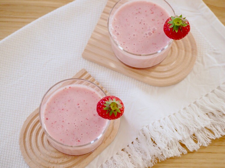 カップなどに入れ、好みで切り込みを入れたいちごを飾り、完成。