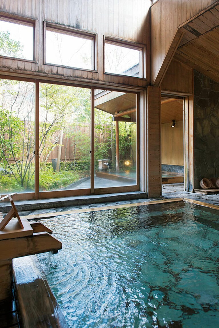 無色透明の温泉はやわらかく清らか。このお湯が、すべての客室の部屋風呂や大浴場の内湯、露天風呂で堪能できる。