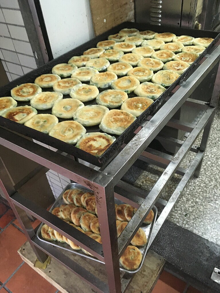 一度にたくさん作られますが、どんどん注文が入るのでこれでも足りない。