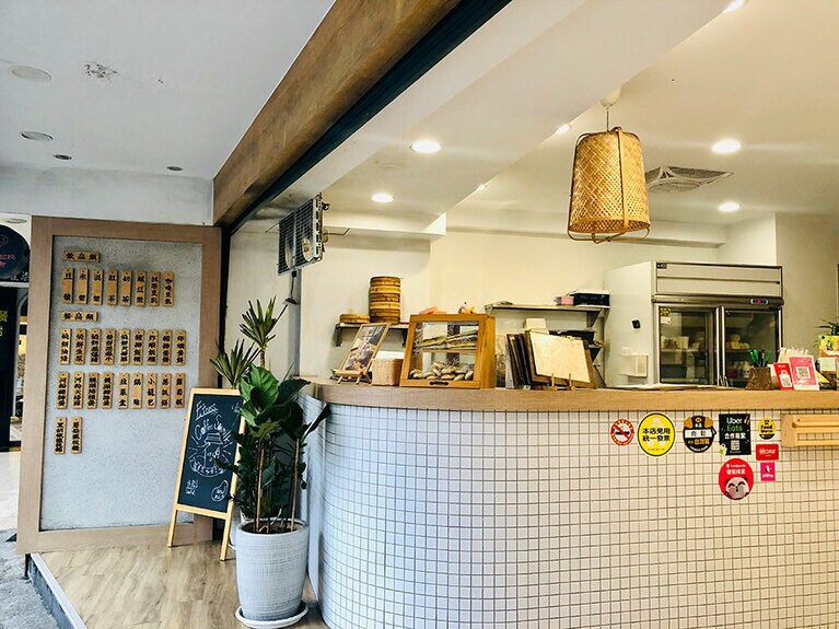 やわらかいカーブを描くオープンキッチンカウンター。