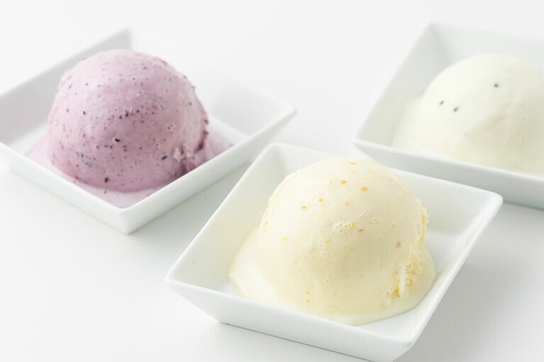 【北海道】ホームメイドアイスクリーム＆シャーベット 冨士冷菓「北海道産フルーツのアイスクリーム」。左から：アロニア、ほおずきジャム、キウイフルーツ。