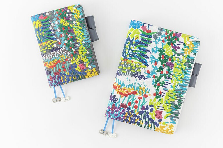 【ひびのこづえシリーズ 】左：「kadan」(グレー)オリジナル(A6)＜1日1ページ タイプ＞手帳カバー＋本体セット 5,200円。右：「kadan」(ホワイト)カズン(A5)＜１日１ページ タイプ＞手帳カバー＋本体セット 7,500円。