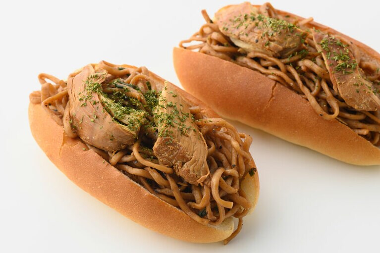 元祖パン麺 ネ本屋「出汁中華パン」 各216円／滋賀県