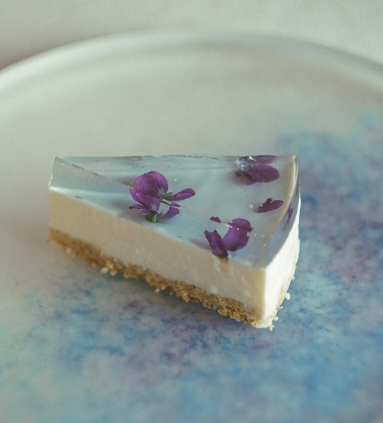 人気の「いとしげなレアチーズケーキ」はエディブルフラワーが咲く時期のみの提供。
