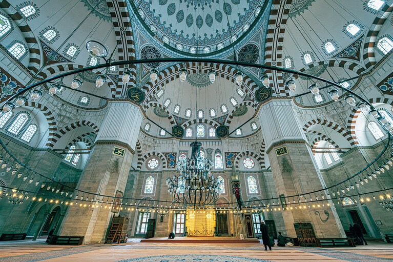 旧市街にあるシェフザーデ・ジャーミィはスルタンが若くして他界した息子のために建てた。