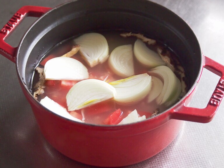 干し椎茸は水で戻してから千切りにする。米を研ぎ、戻し汁と合わせて、2合分の水加減にし、30分ほど吸水させる。（2）の玉ねぎ、トマト、ツナ、干し椎茸、塩を加える。