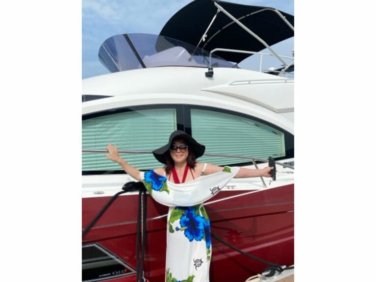 友人のクルーザーに家族で乗船。娘さんは生後半年で初のクルーザーを経験（本人提供）