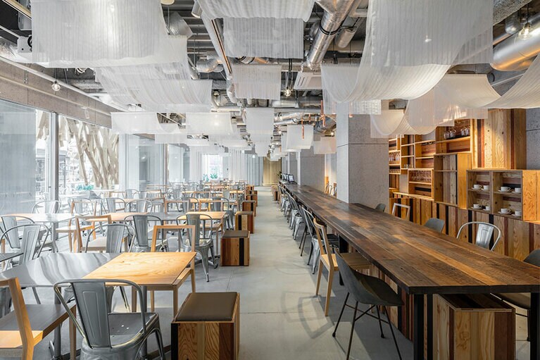 路地に面した全面ガラス張りの窓から自然光が溢れる「@lobby cafe（ロビーカフェ）」。