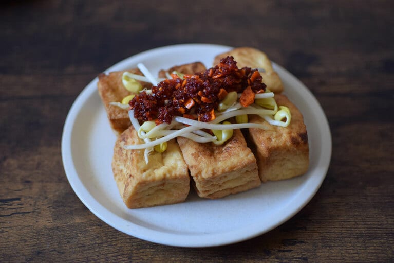 厚揚げにもやしをのせ“食べるラー油”をたっぷりかける。