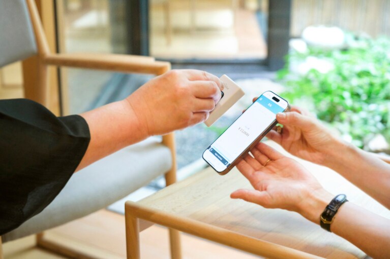 「加賀旅先納税e街ギフト」を利用すれば、スマホに電子スタンプを押してもらうだけでお会計が完了！クレジットカードや現金との併用も可能。