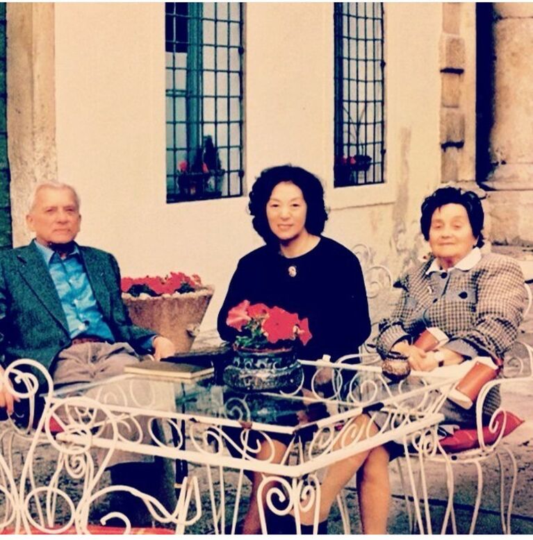 マルコ爺さんと母（中）の交流がヤマザキさんの結婚を導く。