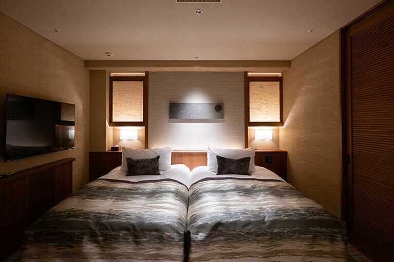 ツインベッドルーム、ダブルベッドルームを備え、最大4名で過ごすことができるプレミアムスイートルーム。
