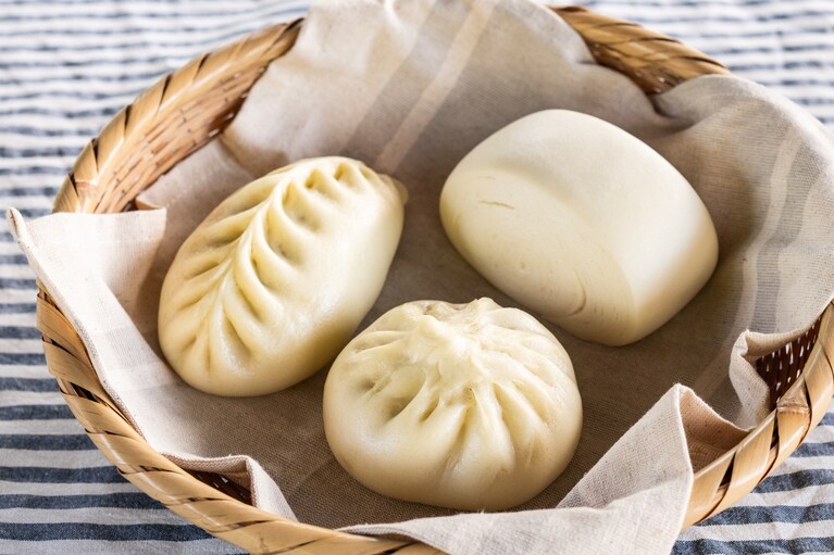 「豚肉と酸菜の肉まん」275円（左）、「エビ入り豚まん」350円（中）、「四方饅頭」150円（右）。