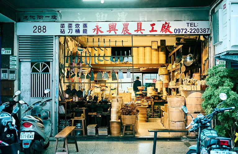 迪化街の中心から少し奥という立地でも鎌や鍬のぶら下がるレトロな店を見にわざわざ足を延ばす人が多い。