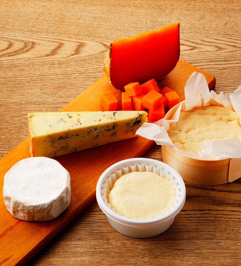 ボード上奥から、ミモレット12カ月熟成の椛【momiji】、ミモレットクラッシュタイプ、ブルーチーズ空【ku:】、二世古カマンベール。右奥はウォッシュタイプの風音【kazane】、その手前は粉雪【konayuki】。