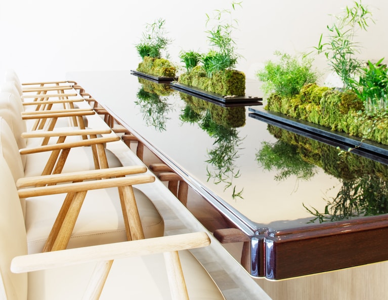 まるで本物の羊羹のような光沢の「YOKAN TABLE」。