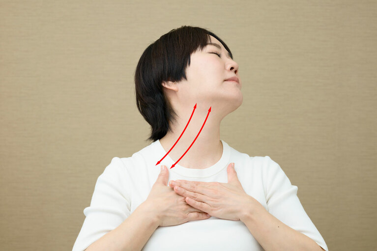 同様に鎖骨を押さえたまま、左上を向いて5秒キープ。一連の流れで血流とリンパの流れをサポートできる。