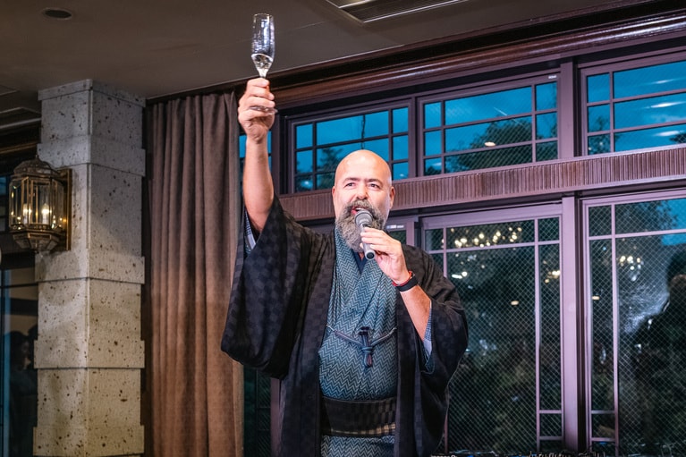 乾杯の音頭をとる、クラセアスール創業者のアルトゥーロ・ロメリさん。