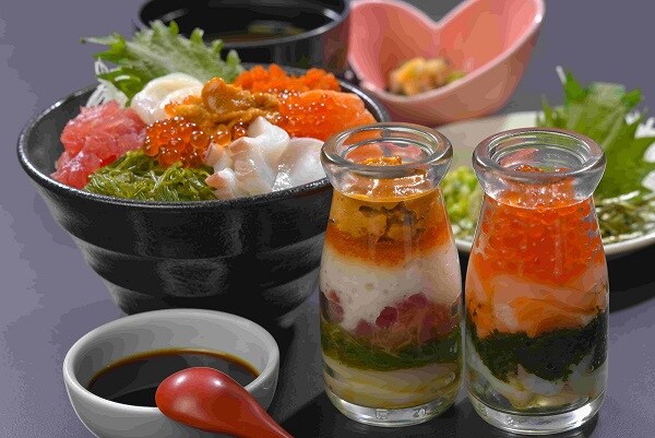 宮古の海の恵みが瓶に詰まった「瓶ドン」（写真は二人前）。