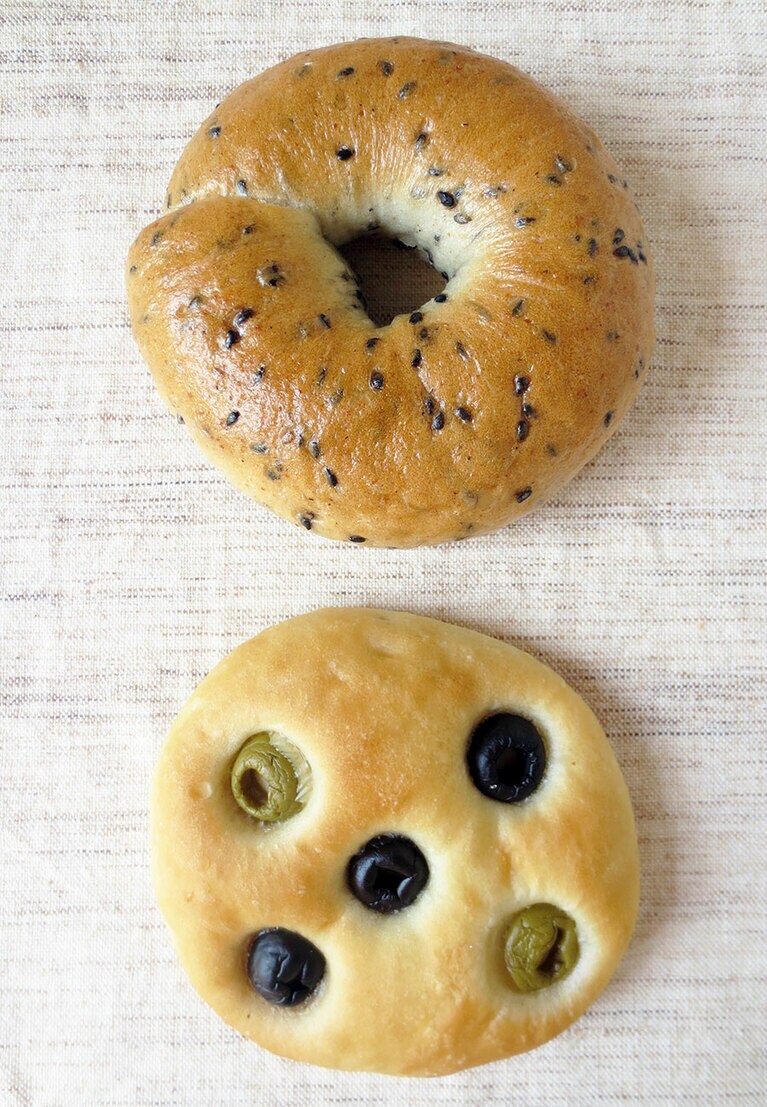 上から「黒ごまベーグル」130円、「オリーブのフォカッチャ」120円。