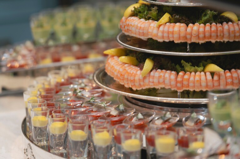 ファンタジースプリングスレストランで提供される料理の一例。