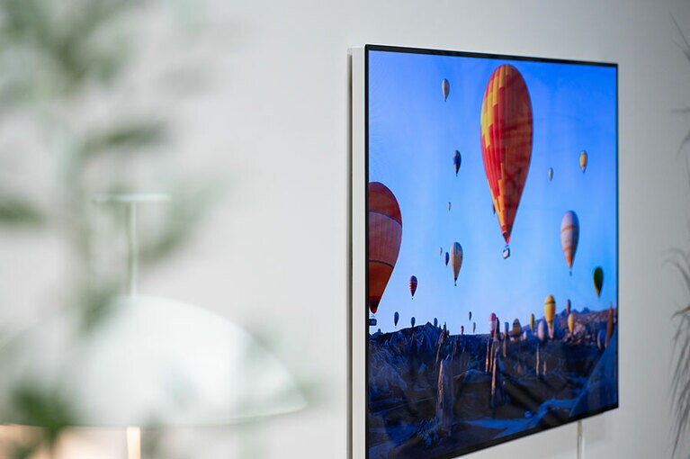 壁から画面まで約3.5センチ。壁にピタッとフィットする薄型。