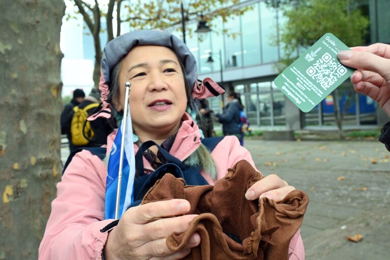 日本人ガイドのアダーティー由佳さん。クイズに答えると、ハリー・ポッター・カードがもらえます。